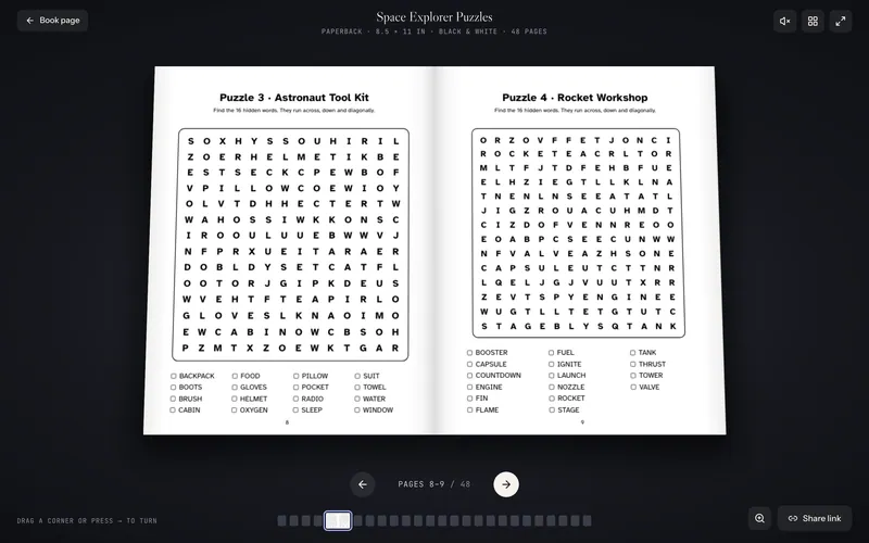 Um livro de passatempos aberto sobre fundo escuro com duas grades de caça-palavras e suas listas de palavras.